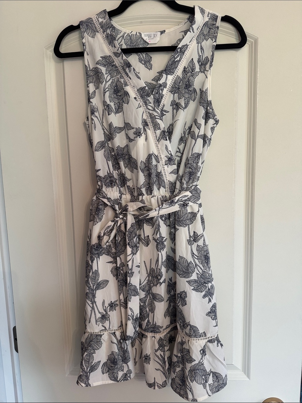Sienna Sky Floral Tie Dress Size Medium